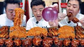 Brother Xiaofeng Eating Fast Food 🧅 Onions With Fried Chicken Thighs And Turkey Noodles Mukbang Show